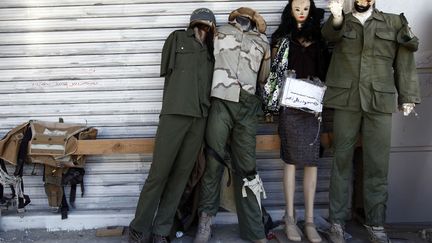 Des uniformes de l'ancienne arm&eacute;e de Mouammar Kadhafi sont expos&eacute;s dans une rue de Tripoli (Libye), le 15 f&eacute;vrier 2012. (ANIS MILI / REUTERS)