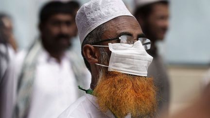 Un p&egrave;lerin quitte la Grande mosqu&eacute;e apr&egrave;s la pri&egrave;re &agrave; La Mecque (Arabie Saoudite), le 22 octobre 2012. (HASSAN AMMAR / AP / SIPA)