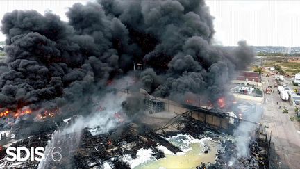L'incendie de l'usine Lubrizol, le 27 septembre 2019 à Rouen (Seine-Maritime). (YACINE MOUFADDAL / SDIS / AFP)