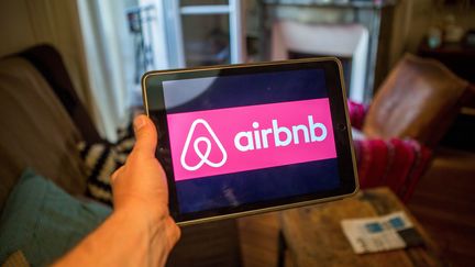 Airbnb : amende record pour une locataire qui sous-louait son logement parisien