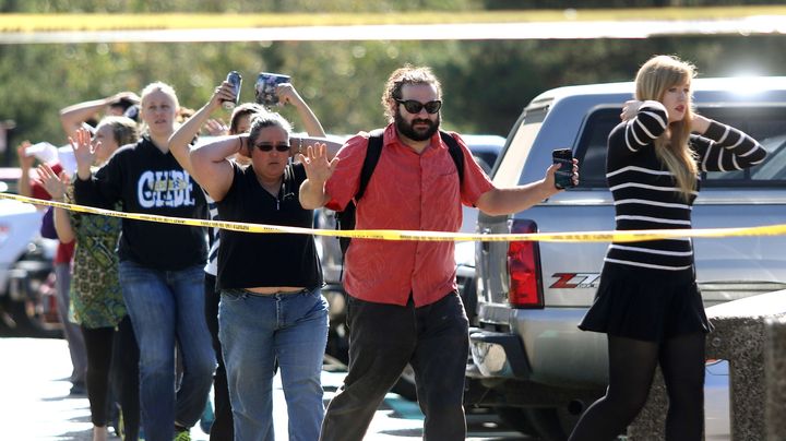 Les &eacute;tudiants et l'&eacute;quipe de l'Universit&eacute; sont &eacute;vacu&eacute;s apr&egrave;s la fusillade de l'universit&eacute; d'Umpqua, le 1er octobre 2015. (MICHAEL SULLIVAN/AP/SIPA / AP)