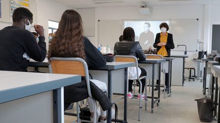 Une minute de silence et un hommage sont rendus au collège Jean Jaurès à Cenon (Gironde) après l'assassinat de Samuel Paty, le 2 novembre 2021. (LAURENT THEILLET / SUD-OUEST / MAXPPP)