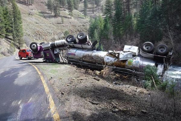 Un camion transportant des saumons s'est renversé sur une route de l'Oregon (Etats-Unis), le 2 avril 2024. (Oregon Department of Fish and Wildlife)