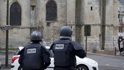 Des policiers devant l'&eacute;glise de Saint-Cyr et Sainte-Juliette &agrave; Villejuif (Val-de-Marne), le 26 avril 2015.&nbsp; (KENZO TRIBOUILLARD / AFP)