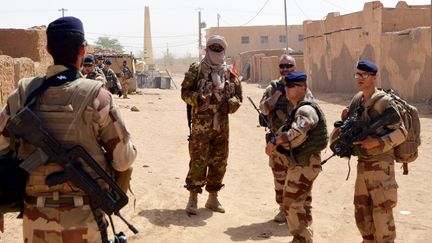 Des militaires de l'opération Barkhane patrouillent dans le nord du Mali, le 25 octobre 2016. (STRINGER / AFP)