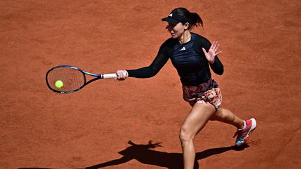 L'Américaine Jessica Pegula face à la Belge Elise Mertens au troisième tour, le 2 juin 2023. (JULIEN DE ROSA / AFP)