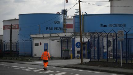 Un homme se dirige vers l'une des entrées d'un dépôt de carburant Esso-ExxonMobil à Toulouse,&nbsp; le 11 octobre 2022.&nbsp; (VALENTINE CHAPUIS / AFP)