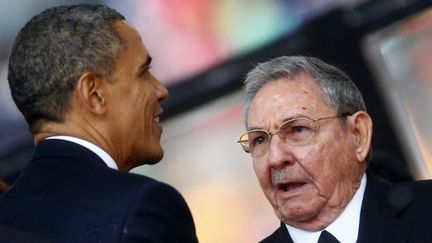 &nbsp; (Aux obsèques de Nelson Mandela fin 2013, Barack Obama avait salué Raul Castro © Reuters-Kai Pfaffenbach)