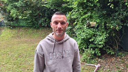 Geoffrey Fertel, militant RN, a découvert sa voiture vandalisée avec des menaces de mort, à Amiens. (THEO BOSCHER - RADIO FRANCE)