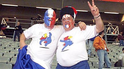 Deux supporters de l'&eacute;quipe de France posent apr&egrave;s la victoire de la France contre la Croatie, en demi-finale du Mondial 1998, &agrave; Saint-Denis, le 8 juillet 1998. (GERARD JULIEN / AFP)