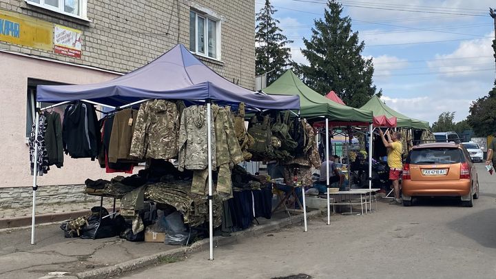 Un petit marché improvisé dans le centre de Koupiansk (Ukraine), le 2 septembre 2023. (FABIEN MAGNENOU / FRANCEINFO)