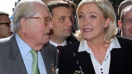 Jean-Marie Le Pen, l'ancien président du Front national, et sa fille. (KENZO TRIBOUILLARD / AFP)