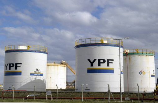 Unités de stockage de la compagnie pétrolière d'Etat YPF à Rio Gallegos, en Argentine, le 23 octobre 2011. (AFP/Juan Mabromata)