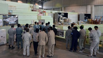 Les autorit&eacute;s enqu&ecirc;tent &agrave; l'int&eacute;rieur du laboratoire J-Parc, le 25 mai 2013, &agrave; Tokaimura (Japon), apr&egrave;s des fuites radioactives. (AP/SIPA / AP)