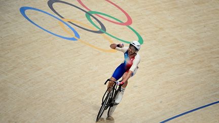 Sa sérénité tout au long de la journée l'a lui-même étonné. Malgré une chute dans les derniers tours, Benjamin Thomas a offert au cyclisme français sa première médaille d'or depuis 2000 en omnium à l'issue d'une course très maîtrisée. Lors de la Marseillaise, le Tarnais était ému aux larmes, sur le podium, consolé de la plus belle des manières de sa quatrième place à Tokyo. (JOHN MACDOUGALL / AFP)