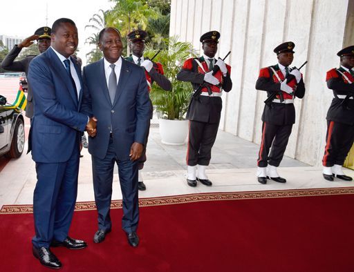 Le président Faure Gbassingbé (à droite) avec son homologue ivoirien Alexandre Ouattara à Abidjan le 20 novembre 2017.  (ISSOUF SANOGO / AFP)