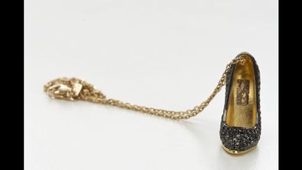 Réalisés en or jaune et diamants, ils représentent deux des plus célèbres escarpins créés par Salvatore Ferragamo pour Marilyn Monroe. 
 (Salvatore Ferragamo)