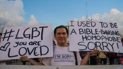 A&nbsp;Manille (Philippines) un homme porte des pancartes "J'ai été un homophobe accroché à la Bible, pardon", "LGBT, on vous aime", le 24 juin 2017. (PACIFIC PRESS / LIGHTROCKET)