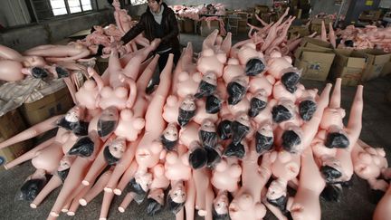 Un employ&eacute; range des poup&eacute;e gonflables dans une usine de Fenghua (Chine), le 13 f&eacute;vrier 2012. (JASON LEE / REUTERS)