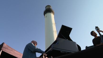 With his trio, pianist Gauthier Toux offered a beautiful session "Jazz at the Lighthouse". (FRANCE 3 BASQUE COUNTRY)