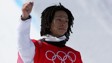 Le champion olympique de half-pipe en snowboard Ayumu Hirano, le 11 février 2022 à Pekin. (DIMITRIS ISEVIDIS / ANADOLU AGENCY via AFP)