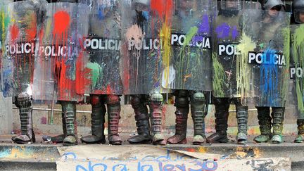 Des policiers anti-&eacute;meutes sont attaqu&eacute;s &agrave; la peinture lors d'affrontements avec des &eacute;tudiants &agrave; Bogota (Colombie), le 7 septembre 2011. (GUILLERMO LEGARIA / AFP)