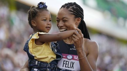 Allyson Felix donne naissance en novembre 2018 à sa fille Camryn (ici photographiée à Eugene en juin 2021). Au cours d'un accouchement prématuré, l'athlète frôle la mort. Elle s'engage alors pour alerter sur l'alarmant taux de mortalité en couches des femmes noires américaines. Dans le même temps, elle apprend que son sponsor Nike a&nbsp;baissé ses revenus pendant sa grossesse. Elle prend la parole pour dénoncer ces pratiques et obtient de la marque qu'elle renonce aux objectifs de performance sur un an pour toutes ses athlètes enceintes. (ASHLEY LANDIS/ SIPA / AP)