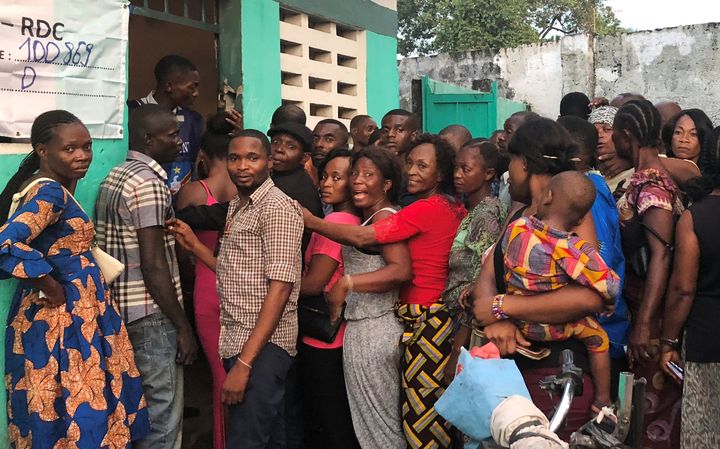 Electeurs faisant la queue dans un bureau de vote à Kinshasa en RDC pour la présidentielle le 30 décembre 2018&nbsp; (REUTERS GIULIA PARAVICINI / X06852)