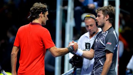 Roger Federer et Stanislas Wawrinka, le 15 novembre 2014 &agrave; Londres (Royaume-Uni). Federer a remport&eacute; le match 4-6, 7-5, 7-6. (GLYN KIRK / AFP)