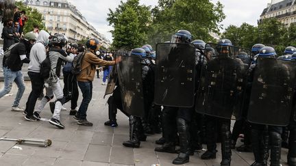 Des affrontements ont éclaté entre policiers et manifestants, place de la République à Paris, samedi 13 juin 2020. (THOMAS SAMSON / AFP)