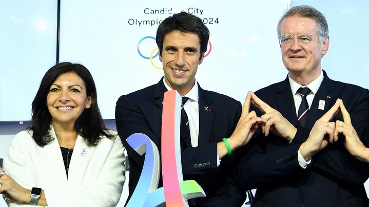 La maire de Paris, Anne Hidalgo, et les coprésidents du comité d'organisation de Paris 2024, Tony Estanguet et Bernard Lapasset après une commission d'évaluation du CIO, le 16 mai 2017 à Paris. (FRANCK FIFE / AFP)