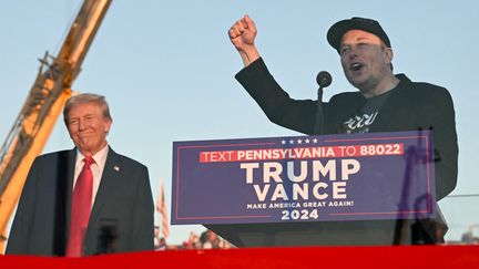 Elon Musk sur la scène d'un meeting de Donald Trump à Butler, pendant la campagne présidentielle américaine, en Pennsylvanie, le 5 octobre 2024. (JIM WATSON / AFP)