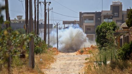 Explosion contrôlée d'une mine dans un quartier de Tripoli le 15 juin 2020. Des démineurs turcs sont venus participer à la destruction des engins explosifs laissés par les combattants. (MAHMUD TURKIA / AFP)