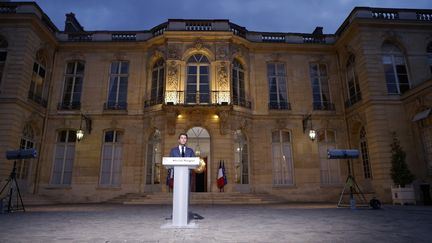 Le Premier ministre, Gabriel Attal, prononce une allocution à l'Hôtel de Matignon, le 30 juin 2024. (LUDOVIC MARIN / AFP)