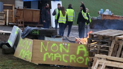 Gilets jaunes Rond point de Basse-Ham&nbsp;dans le département de la Moselle. (PIERRE HECKLER / MAXPPP)