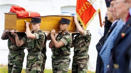 Transport du cercueil de Kevin Lemoine, soldar tué en Afghanistan,  le 2 octobre 2009 à Vannes (© AFP/FRED TANNEAU)