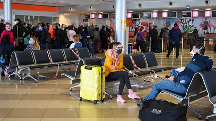 Des passagers attendent de prendre l'avion à Kiev (Ukraine), le 13 mai 2020. (GENYA SAVILOV / AFP)