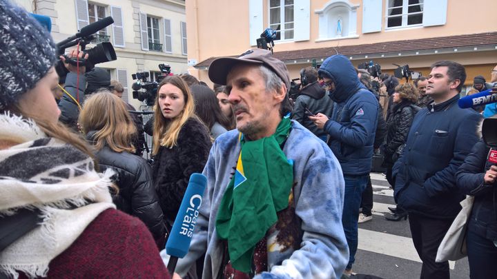 José fait partie des premiers fans venus rendre hommage à Johnny Hallyday, jeudi 6 décembre 2017 à Marnes-la-Coquette. (F. MAGNENOU / FRANCEINFO)