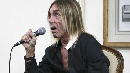 Et Iggy Pop qui devrait arr&ecirc;ter le lissage br&eacute;silien sur ses cheveux (et accessoirement poser avec Roselyne Bachelot)... (CATHERINE STEENKESTE / SIPA)