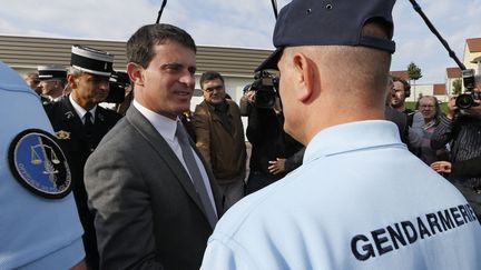 Le ministre de l'Int&eacute;rieur, Manuel Valls, en d&eacute;placement &agrave; Behren-les-Forbach (Moselle), le 8 octobre 2013. (VINCENT KESSLER / REUTERS)