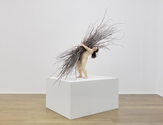 "Woman with Sticks", 2009. Mat&eacute;riaux divers. Courtesy Hauser &amp; Wirth. (RON MUECK / PHOTO COURTESY HAUSER & WIRTH, LONDRES.)