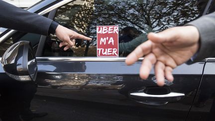 Objectif de cette proc&eacute;dure : prouver devant les prud'hommes qu'il y a bien "un lien de subordination" entre les chauffeurs et la plateforme de r&eacute;servation Uber. (  MAXPPP)