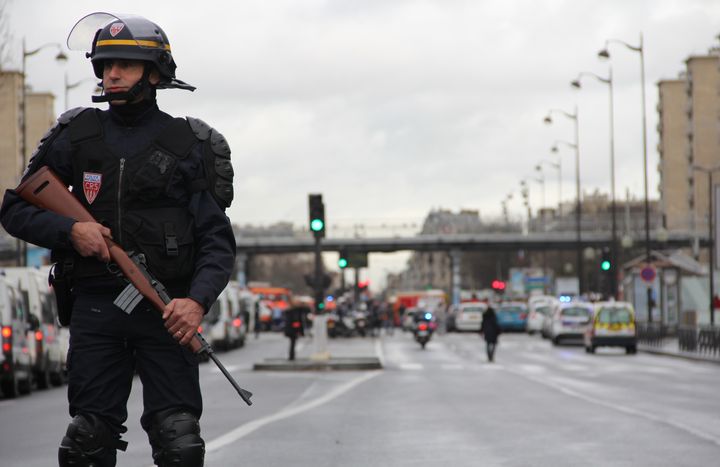 Un policier intervient aux abords de la prise d'otages de la porte de Vincennes, le 9 janvier 2015 &agrave; Paris. (BASTIEN HUGUES / FRANCETV INFO)