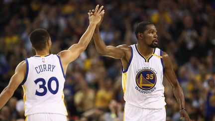 Le duo de Golden State, Stephen Curry et Kevin Durant (EZRA SHAW / GETTY IMAGES NORTH AMERICA)