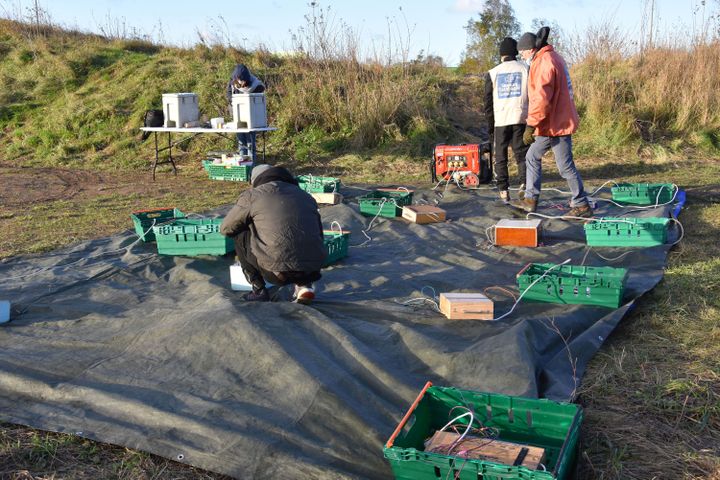 Des migrants rechargent leur téléphone sur des multiprises branchées à un générateur apporté par le Secours catholique à Calais (Pas-de-Calais ), le 2 décembre 2021.&nbsp; (JULIETTE CAMPION / FRANCEINFO)