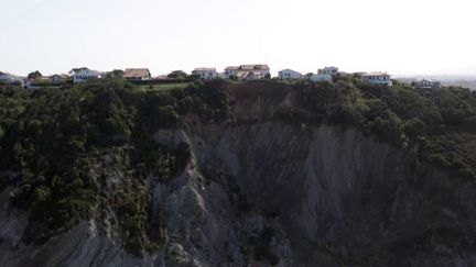 En Suisse, le village de Brienz a dû être évacué de ses 85 habitants à cause d'une menace d'effondrement de deux millions de m3 de roches. En France, cette menace existe aussi, notamment le long du littoral, à cause du dérèglement climatique. (franceinfo)