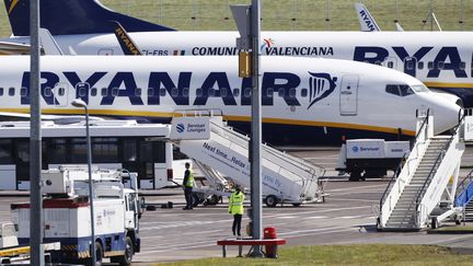 Des avions de la compagnie Ryanair sur le tarmac de l'a&eacute;roport d'Edimbourg (Ecosse), le 24 septembre 2011. (DAVID MOIR / REUTERS)