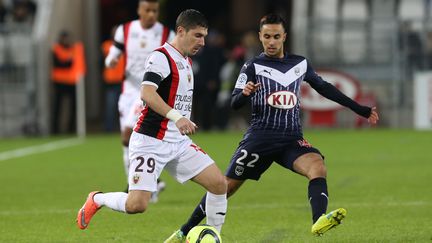 Jérémy Pied (Nice) face au Bordelais Romain Ounas (ROMAIN PERROCHEAU / AFP)