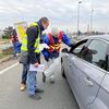 Des ouvriers manifestent devant l'entreprise Safran à Corbeil-Essonne, le 7 mars 2023. (ROBIN PRUDENT / FRANCEINFO)