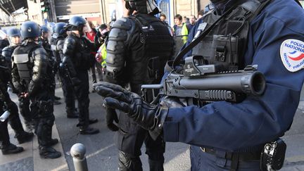 Un policier équipé d'un lanceur de balles de défense en marge d'une manifestation des "gilets jaunes" à Bordeaux, le 2 mars 2019. (MEHDI FEDOUACH / AFP)